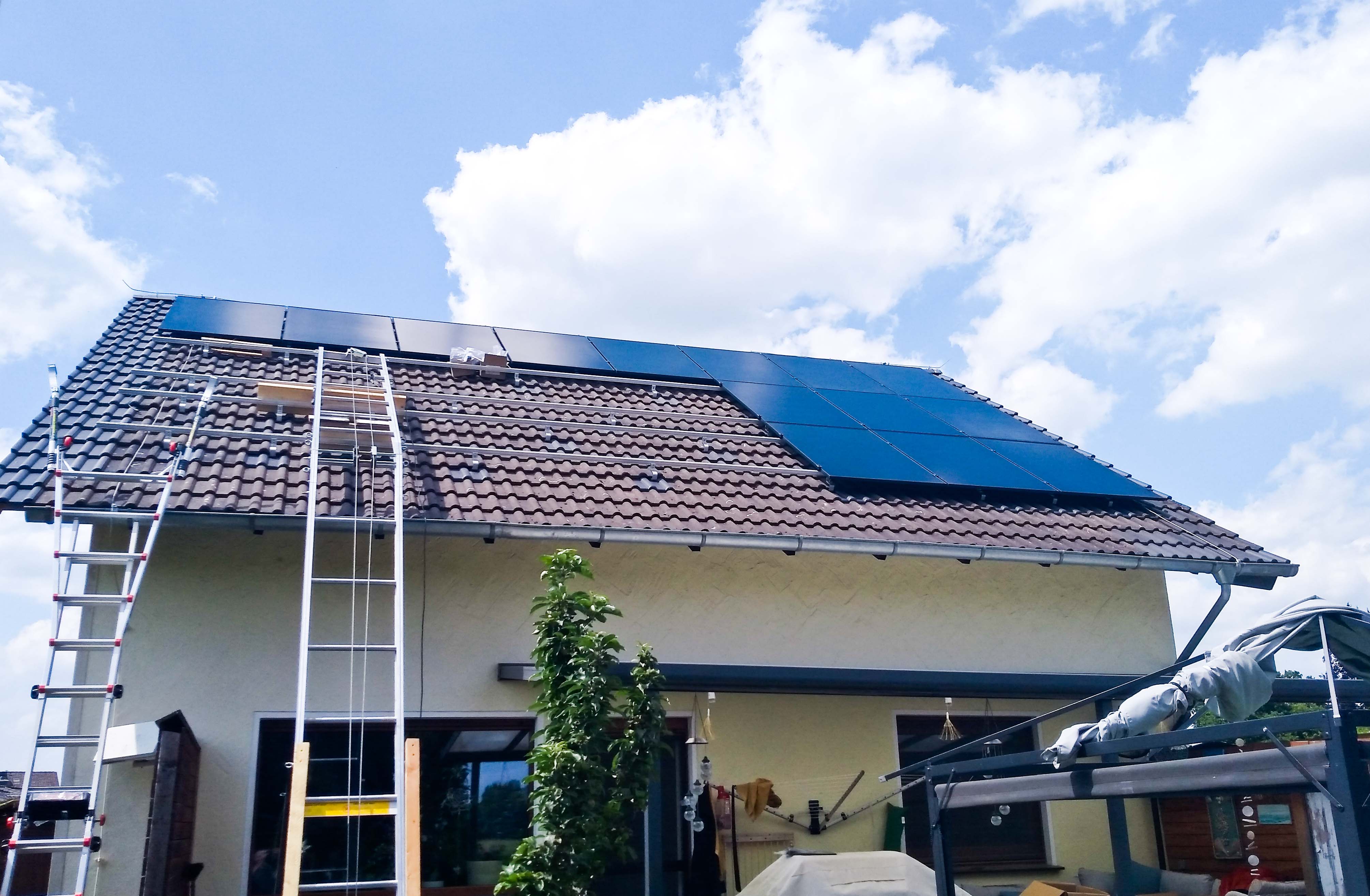 Die Leiter eines Solarlifts liegt auf einem Schrägdach.