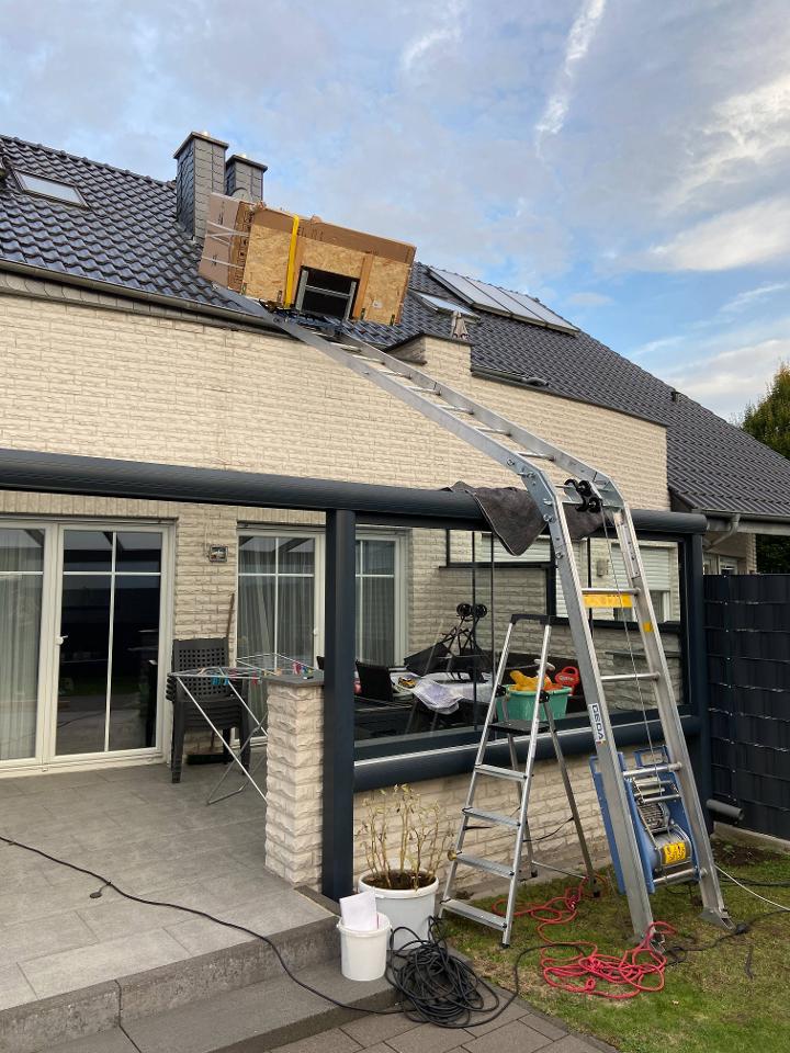 Transport eines Kühlschranks auf eine Dachterrasse mit einem Umzugslift