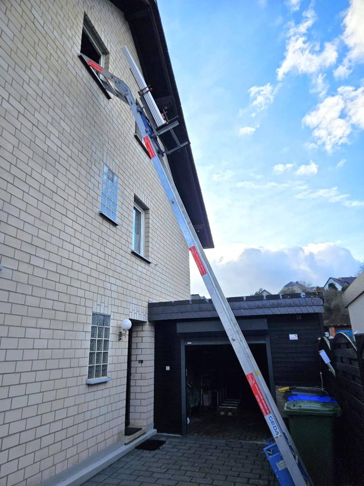 Transport von Rigipsplatten mittels eines Leiterlifts ins Dachgeschoss