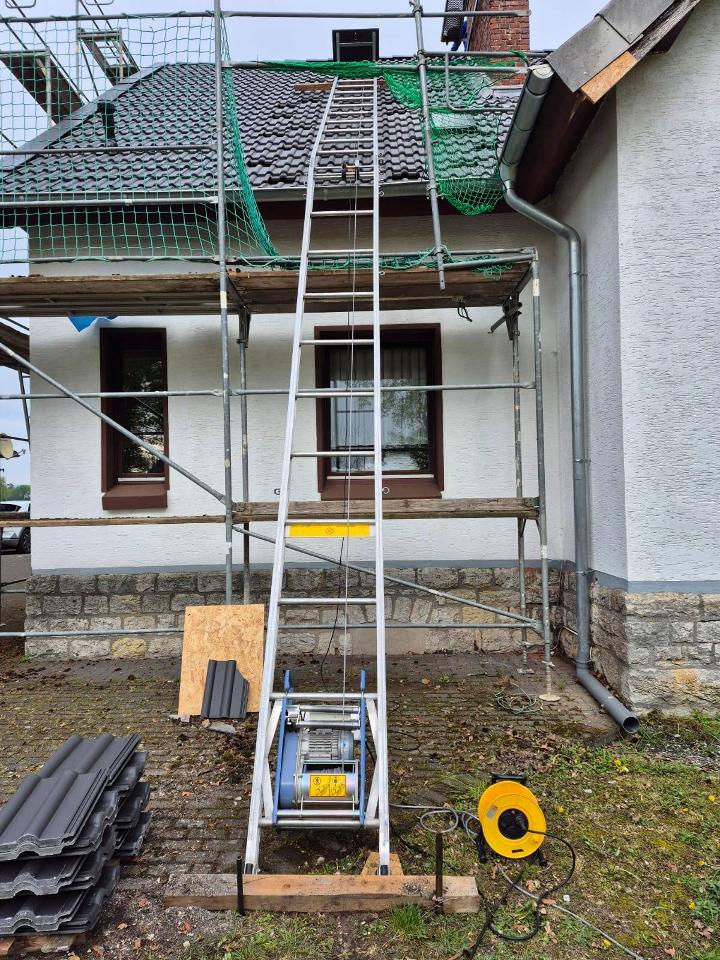 Dachdeckeraufzug an einem Gebäude