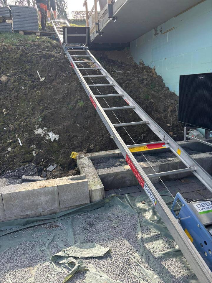 Transport von Baumaterial mit einem Hanglift