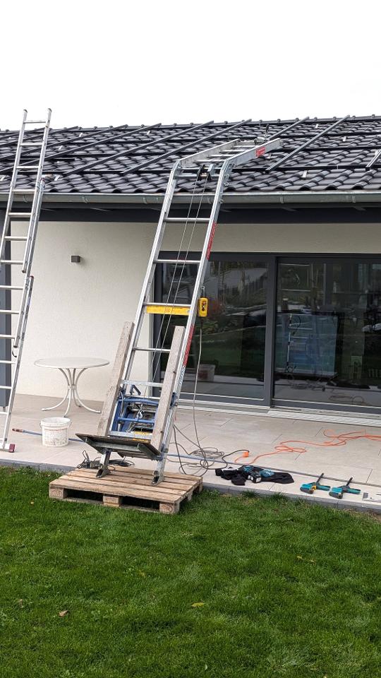Ein Solarlift steht vor einem Bungalow.