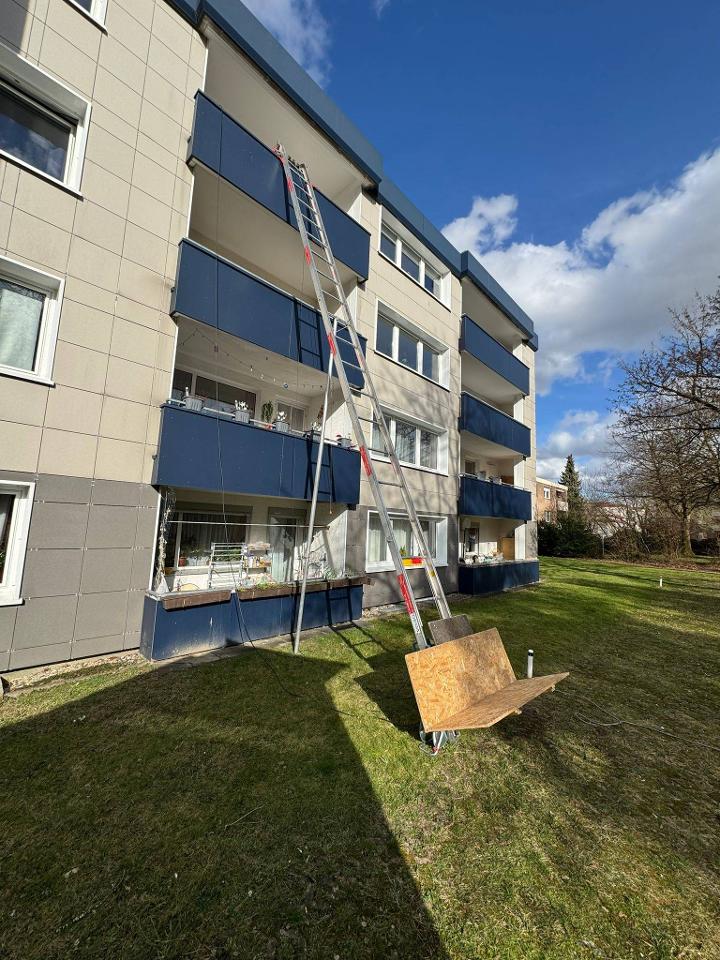 Transport von Möbeln mit einem Möbelaufzug in die dritte Etage