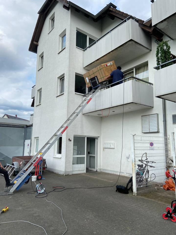 Transport eines Massagesessels (110 kg) mit einem Möbelaufzug ins erste Obergeschoss