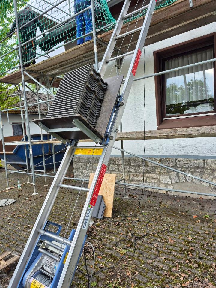 Dachziegeltransport auf ein Satteldach mit einem Dachdeckeraufzug