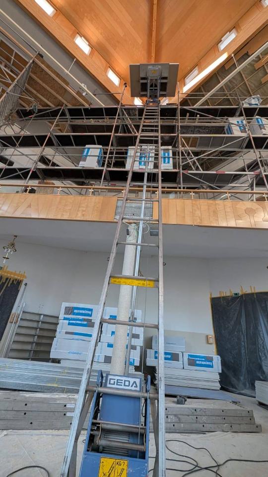 Transport von Rigipsplatten mit einem Bauaufzug in 10 Meter Höhe