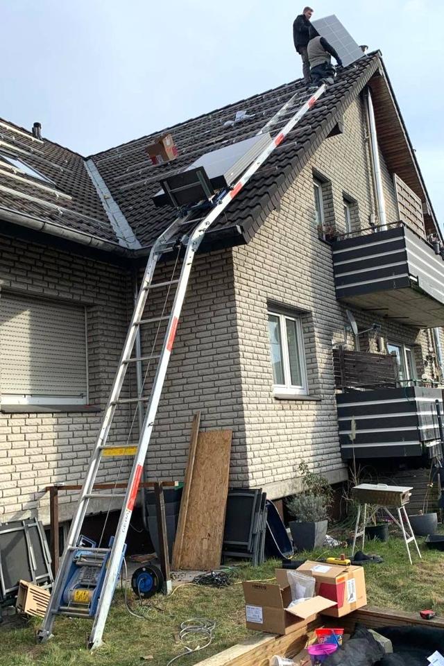 Transport von PV-Modulen mit einem Solarlift auf ein Satteldach