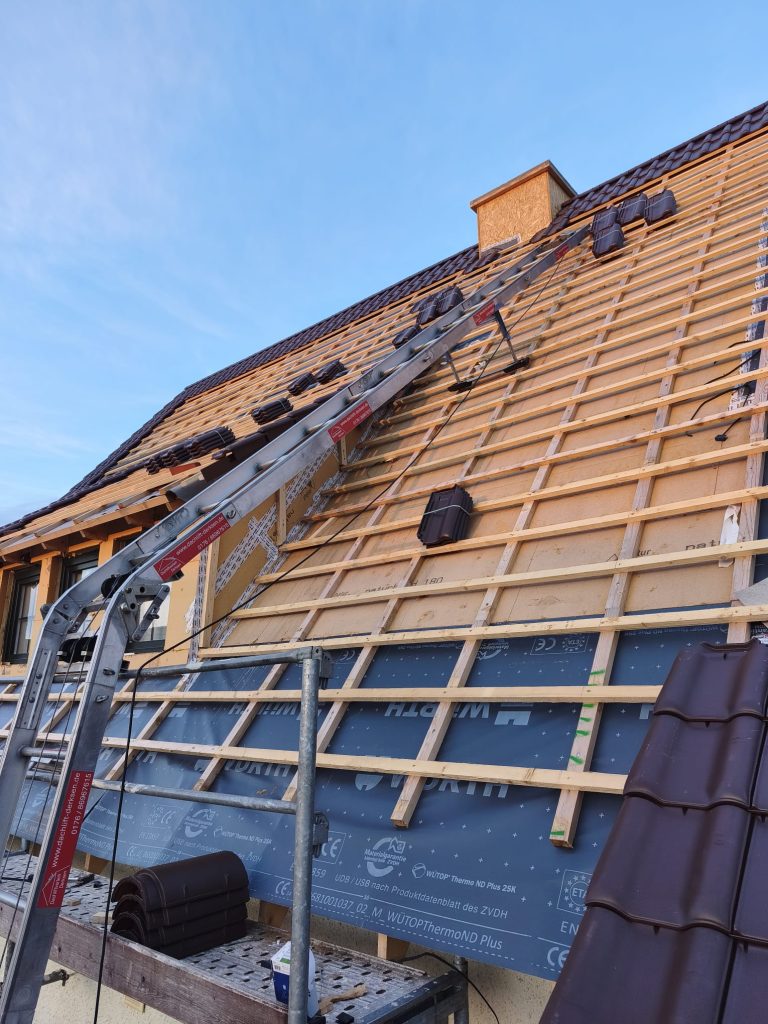 Ein Dachdeckerlift an einem Schrägdach